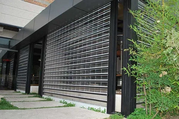 درب پلی کربنات چیست؟آشنایی کامل با ویژگی های درب پلی کربنات 1 درب پلی کربنات