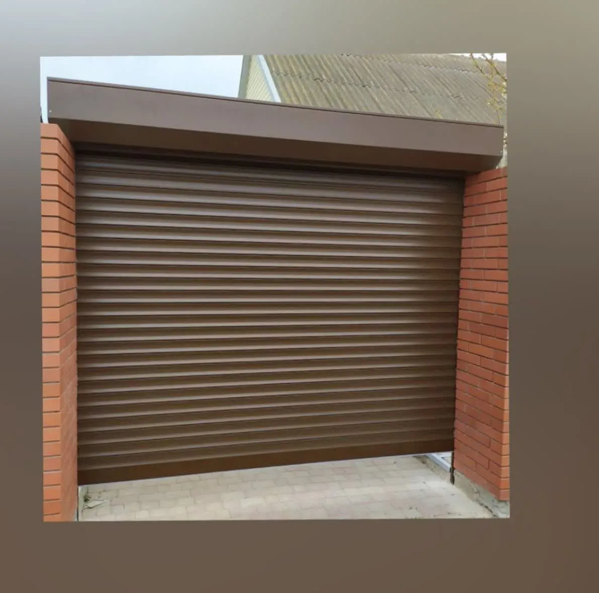 قیمت درب برقی فولادی:6 عامل مؤثر بر هزینه درب برقی فولادی 1 تصویر درب برقی فولادی مدرن با موتور اتوماتیک