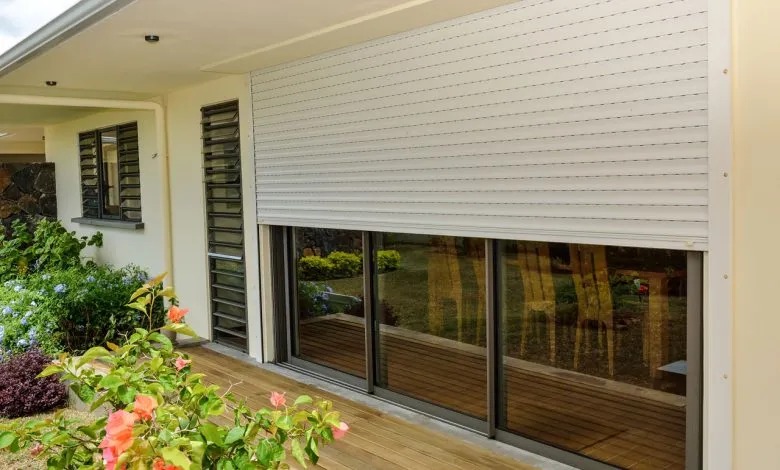 انواع کرکره برقی؛ کدام مدل برای شما مناسبتر است؟ 1 انواع کرکره برقی-کرکره الومینیومی، یکی از مقاومترین انواع کرکره برای منازل مسکونی