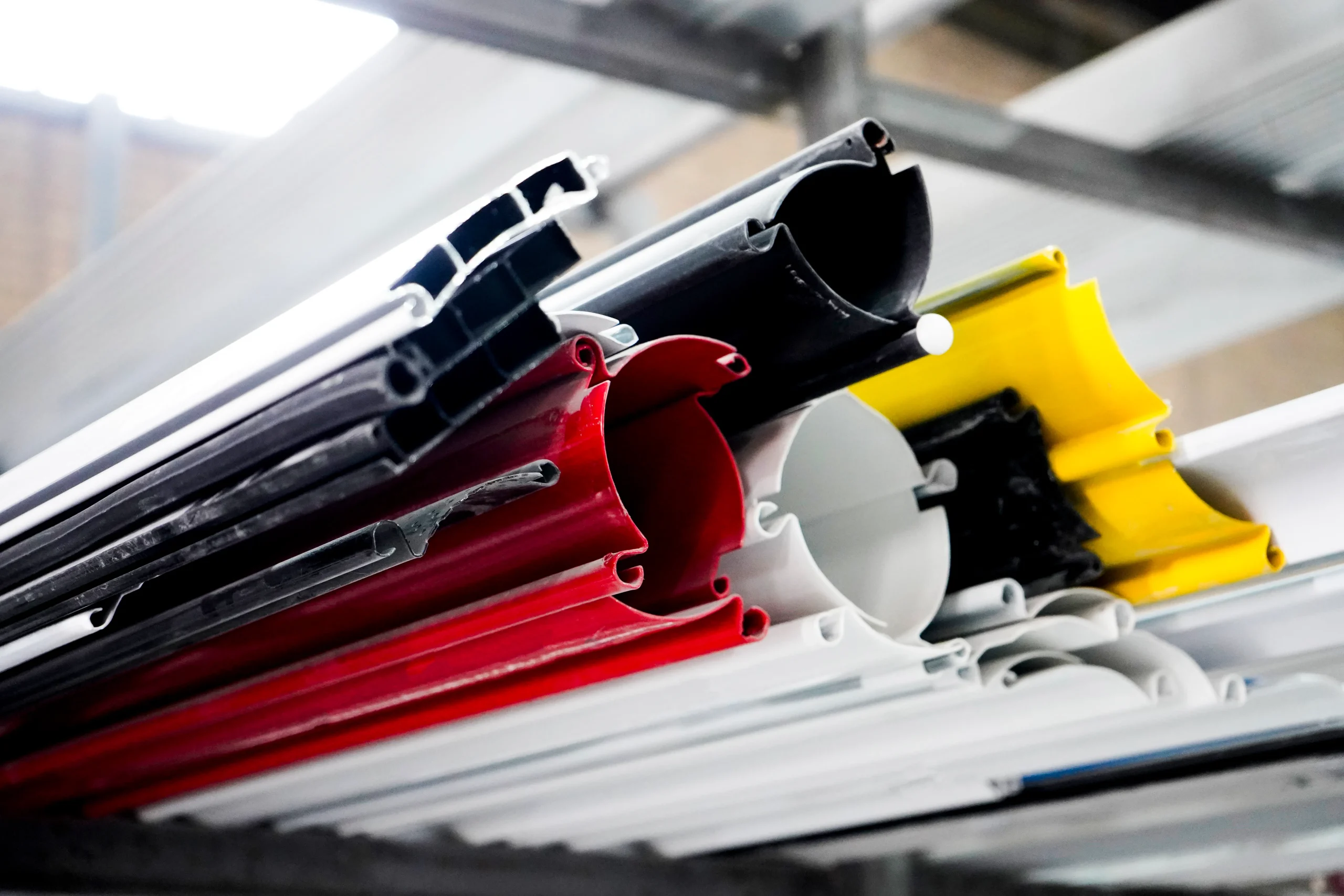 کرکره برقی فولادی یا آلومینیومی؛ کدام یک بهتر است؟ 1 کرکره برقی فولادی یا آلومینیومی