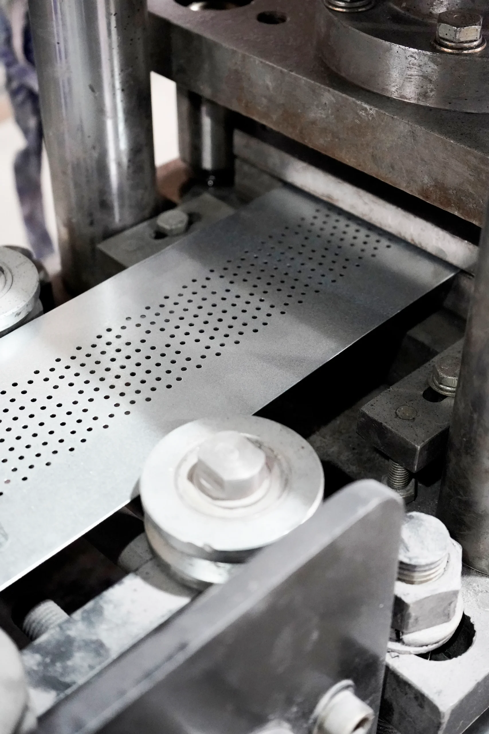 تولید کننده کرکره برقی در اصفهان | تجربه، کیفیت و اعتماد در کارخانه آگما 1 تولید تیغه فولادی در کارخانه آگما